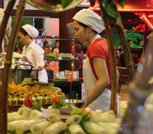phụ quán ăn gia đình