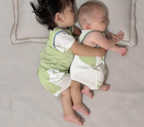 CẦN GẤP 2 CÔ CHĂM BÉ