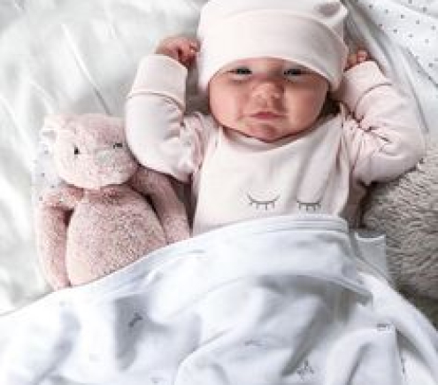 Tìm 1 cô giúp em chăm bé _ làm ăn ở lại tại quận Bình Tân