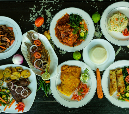 # NHÀ EM Ở QUẬN 10 CẦN GẤP 1 CÔ GVN , NẤU ĂN