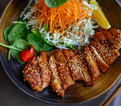 Nhà mặt phố không có lầu , có 2 vợ chồng và 1 cậu con trai học đại học !