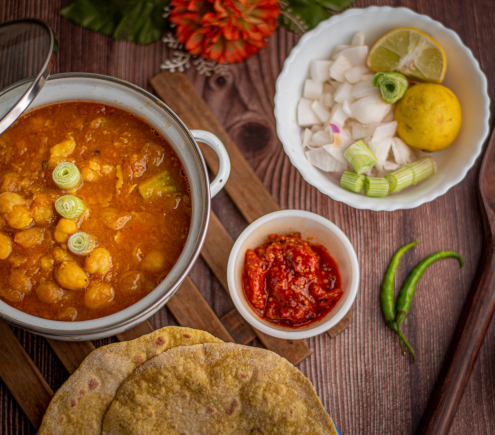 NHÀ EM Ở QUẬN 7 CẦN GẤP 1 CÔ GVN , NẤU ĂN