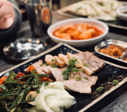 NHÀ EM Ở QUẬN 10 CẦN GẤP 1 CÔ GVN , NẤU ĂN