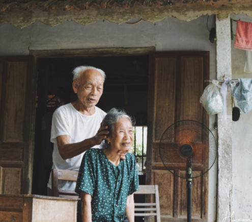 CẦN GẤP 1 CÔ CHĂM CỤ BÀ 