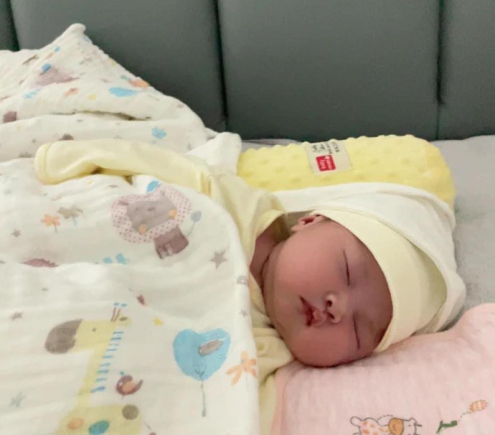 EM CẦN GẤP 1 CÔ CHĂM BÉ SƠ SINH Ở QUẬN 9 Ạ !!!