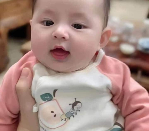 Tìm 1 cô chuyên chăm bé về chăm giúp gđ em tại quận 7 _ Tp.HCM