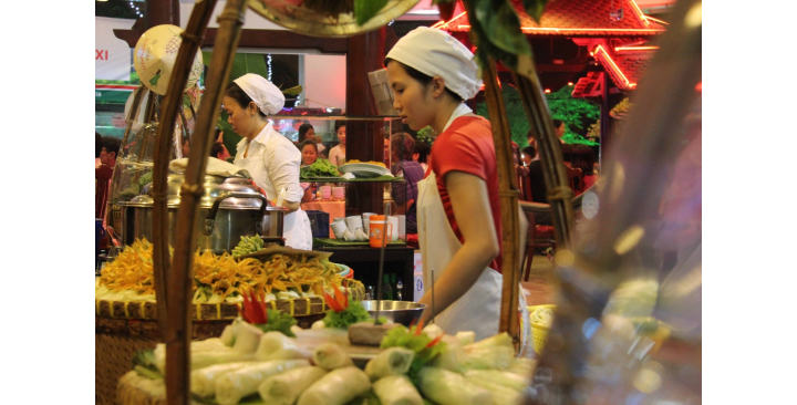 phụ quán ăn gia đình