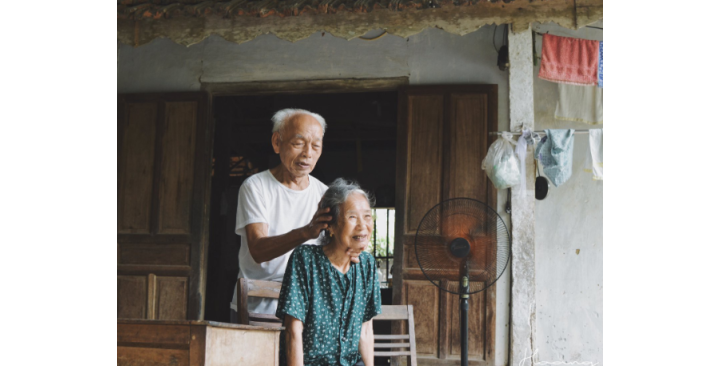 CẦN GẤP 1 CÔ CHĂM CỤ BÀ 